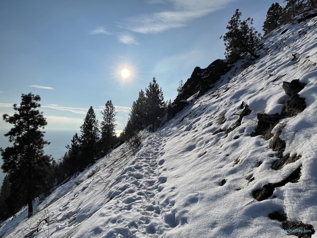 基洛納 (Kelowna) 向陽雪地健走 (Hiking) - 約45度坡度山丘