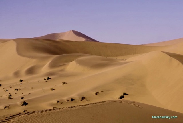 角度 - 沙漠中，當視野低時，會被一望無際的沙漠，感受到一種恐懼和孤獨。