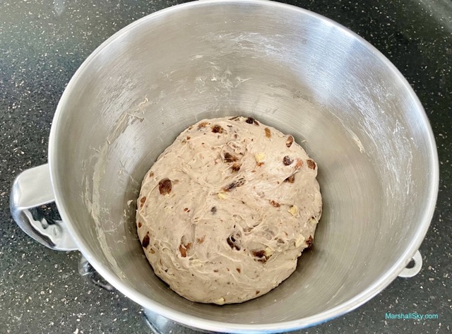 Marshall 歐式大麵包-揉好麵糰後，將麵糰整理成圓球形。
