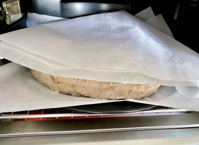 Marshall 歐式大麵包-烘培紙蓋上麵糰，放入烤箱烘烤。