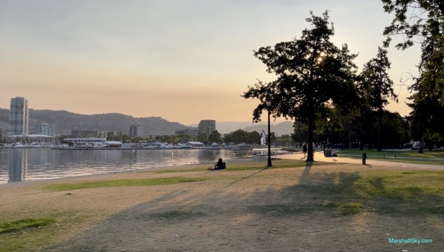 基洛納 (Kelowna) 城市公園-早晨有人坐臥草坪，欣賞湖景。