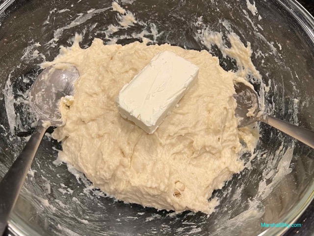 Marshall 日式小饅頭麵包-將奶油放入沾濕的麵糰