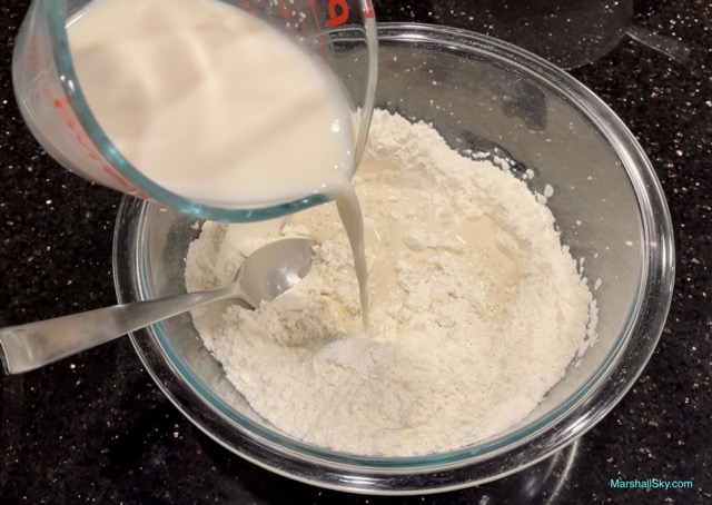 Marshall 日式小饅頭麵包-將酵母粉溶液倒入麵粉裡