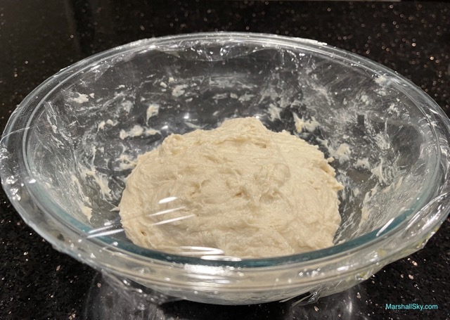 Marshall 日式小饅頭麵包-攪拌奶油後的麵糰，直接用保鮮膜蓋上。