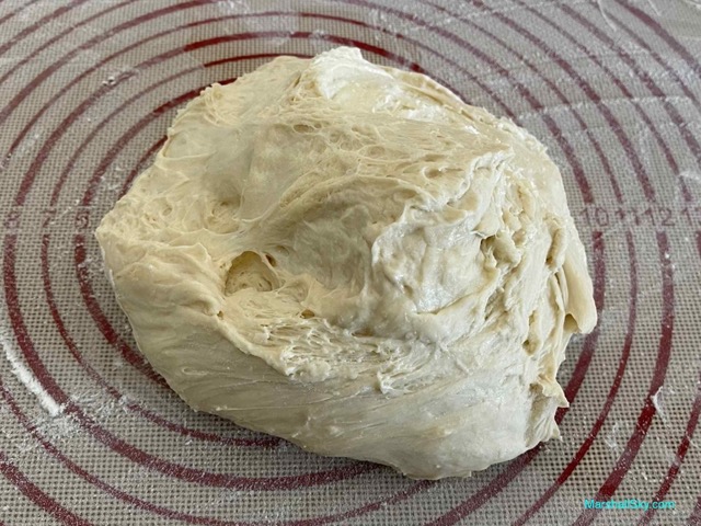 Marshall 日式小饅頭麵包-發酵後麵糰，於揉麵軟墊上，折疊幾下排氣。