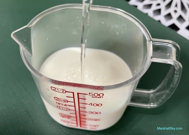 Marshall-葡萄牛奶饅頭-牛奶倒入熱開水，變為溫牛奶。