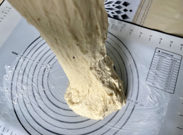 Marshall-香蕉牛奶吐司-二次發酵後的麵糰，取放於揉麵軟墊上。
