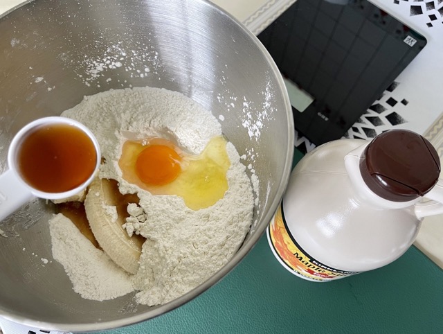 Marshall 香蕉牛奶吐司-將麵粉、酵母粉、鹽、香蕉、雞蛋、楓糖漿加入廚師桶。