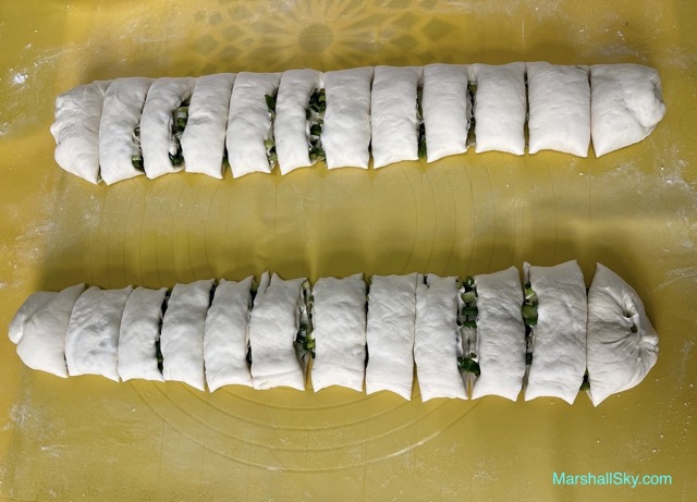 Marshall 蔥花捲饅頭-將2條長條型蔥花麵糰，再各分切成約10-12等份。