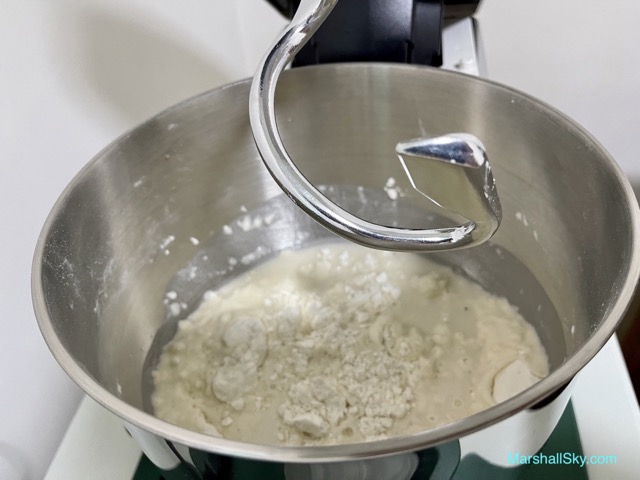 Marshall 蔥花捲饅頭-將加入麵粉材料的廚師桶，置放於廚師機上。
