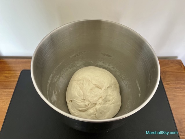 Marshall 蔥花捲饅頭-廚師機揉好麵糰，稍整理麵糰成圓形。