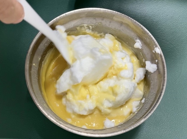 Marshall 輕乳酪蛋糕-分次將蛋清加入麵糊裡，並用攪拌器輕輕由下往上攪拌均勻。