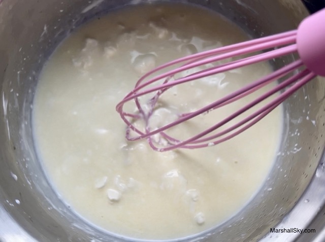 Marshall 輕乳酪蛋糕-將奶酪鍋子置於熱水鍋上，用攪拌器充分攪拌融化均勻。