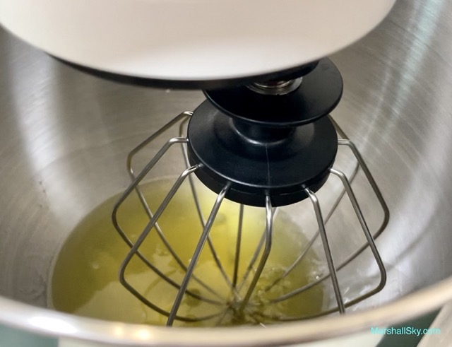 Marshall 輕乳酪蛋糕-將放蛋清的廚師桶置放於廚師機上，開8檔打發蛋清。