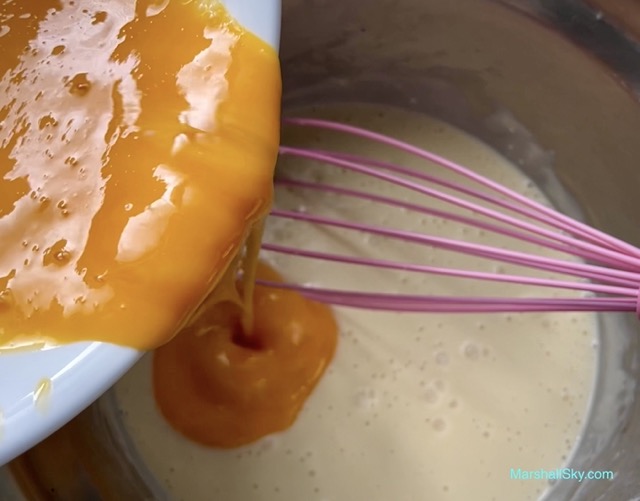 Marshall 輕乳酪蛋糕-將楓糖漿、蛋黃倒入奶酪奶油鍋。