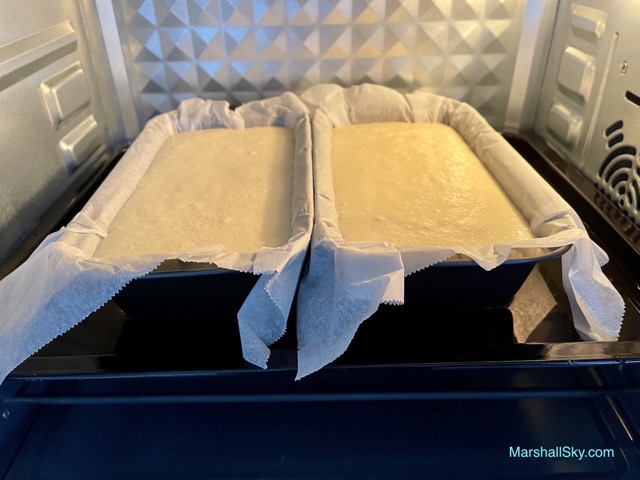 Marshall 輕乳酪蛋糕-將烤盤置放於烤箱平盤上，水浴烘烤。