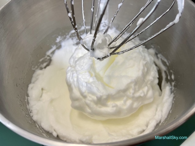 Marshall 輕乳酪蛋糕-廚師機打發至蛋清撈取，呈勾型下垂而不墜，即完成。