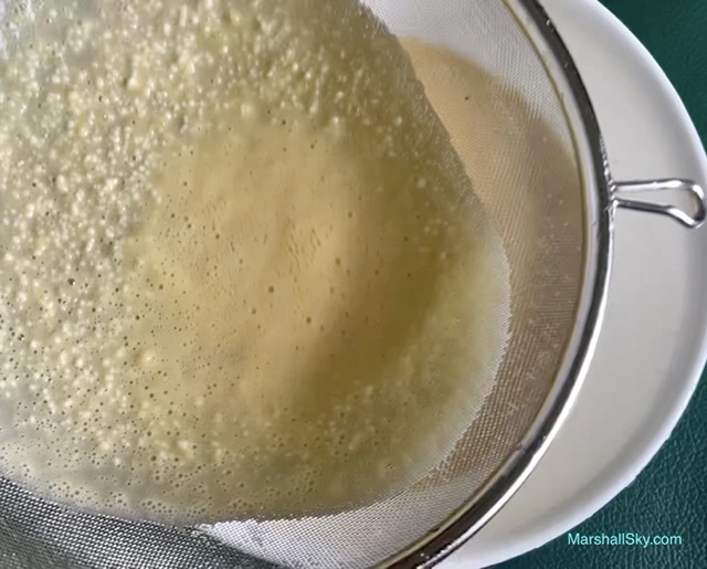 Marshall 輕乳酪蛋糕-攪拌均勻麵粉後，再過篩倒入一空鍋，即完成麵糊鍋。