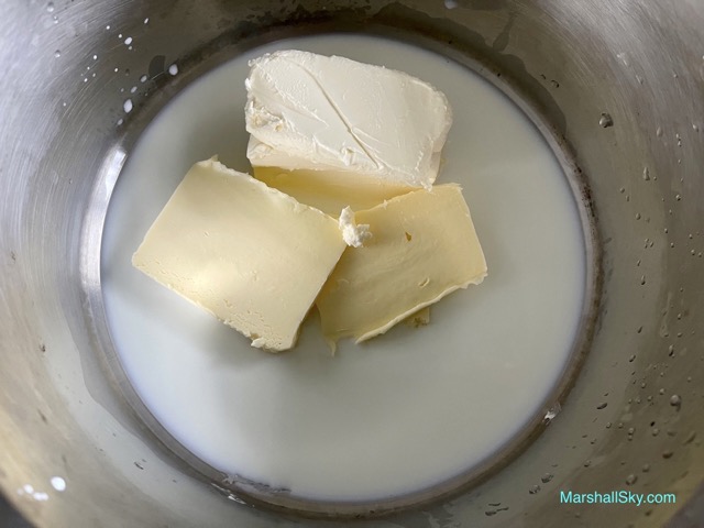 Marshall 輕乳酪蛋糕-準備一鍋子，放入牛奶、奶酪及無鹽奶油。