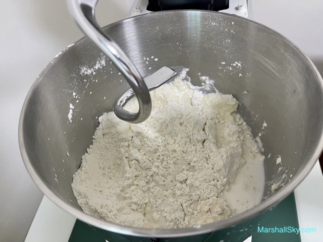 Marshall 堅果能量饅頭-將麵粉糰材料放置於於廚師機上，準備攪拌。