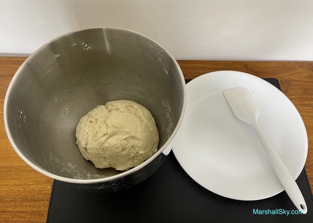 Marshall 堅果能量饅頭-麵粉攪拌濕潤無乾粉後，蓋上盤子醒麵15分鐘。