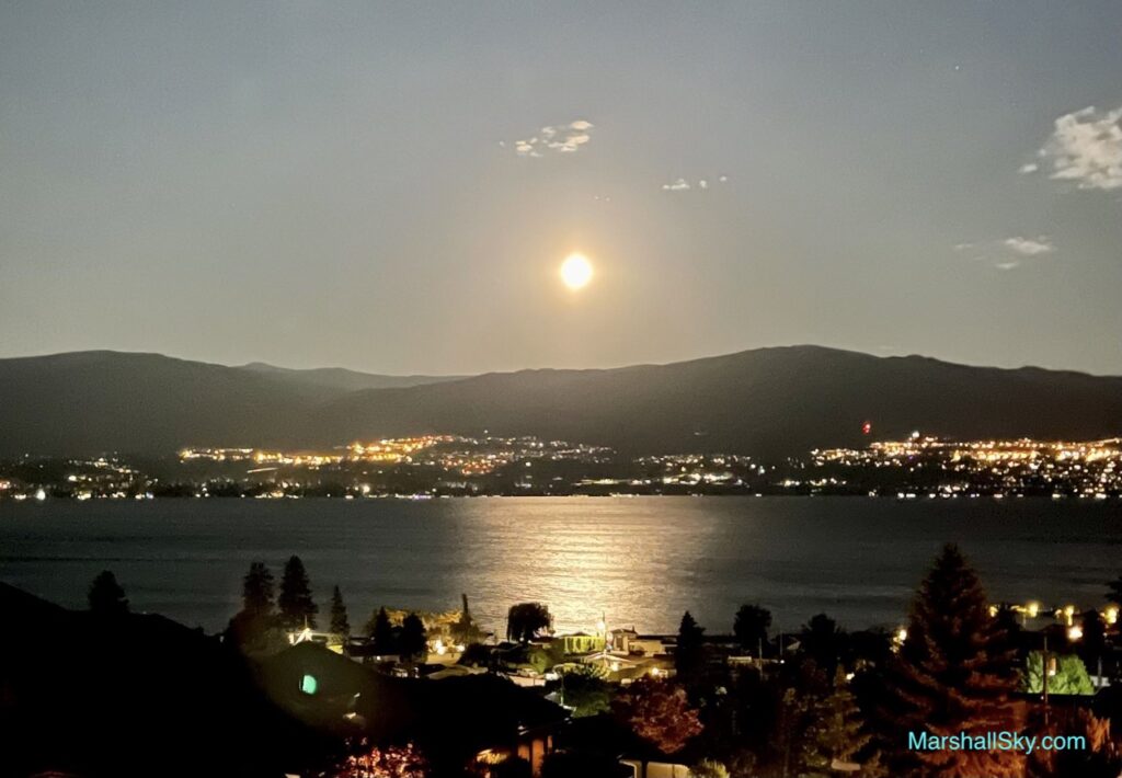 月圓中秋-月亮的光芒，照亮了歐肯納根湖。