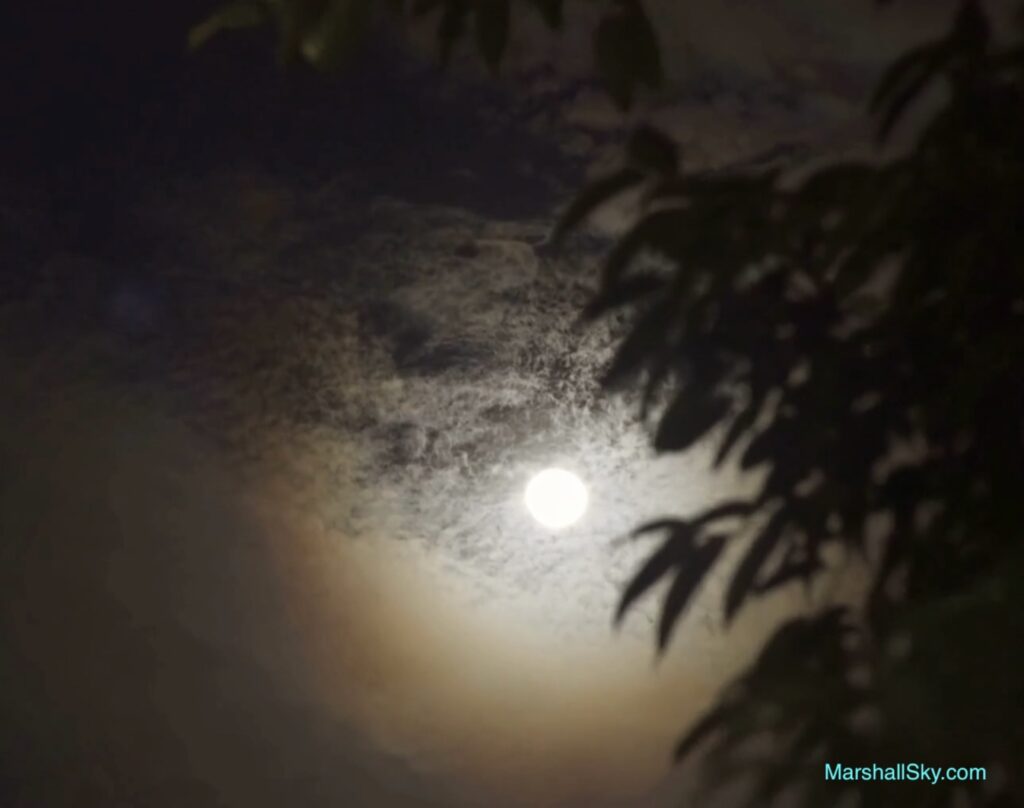 月圓中秋-皎潔的月亮，見證著人們的情感交流。