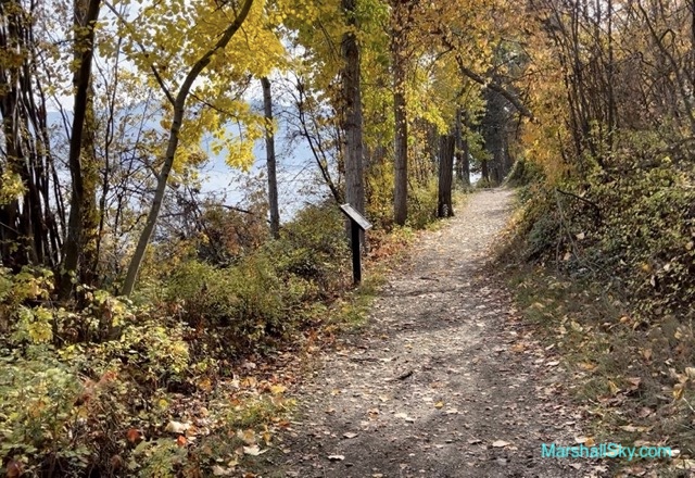 秋天的湖邊小徑-歐肯納根湖邊小徑的秋景。