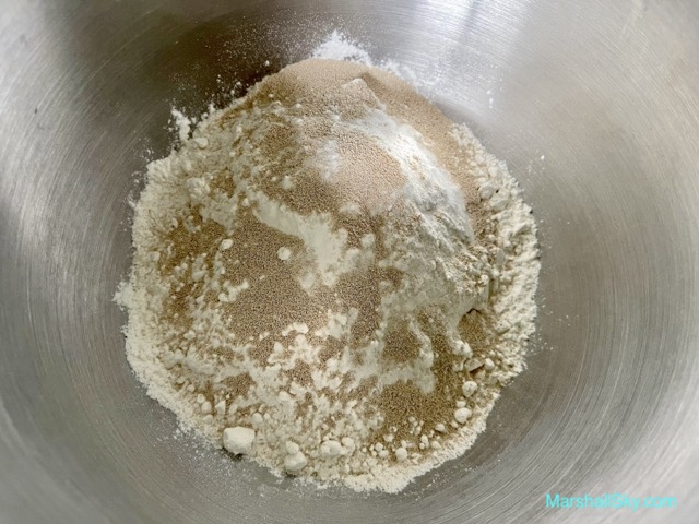 Marshall 果乾拿鐵麵包-廚師機桶內，加入高筋麵粉及即溶酵母粉。