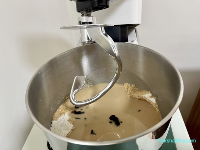 Marshall 果乾拿鐵麵包-廚師機桶置放於廚師機上，準備攪拌所有材料。
