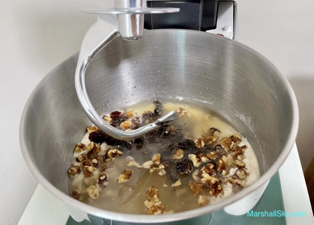 Marshall 桂圓核桃麵包-所有材料放入廚師機桶內，準備攪拌材料。