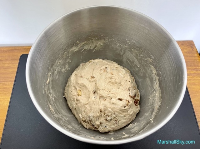 Marshall 桂圓核桃麵包-拌揉好的麵團，準備蓋上大盤子置放發酵。