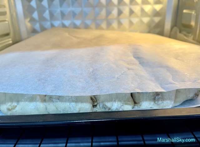 Marshall 桂圓核桃麵包-發酵後的麵糰，鋪上一層烘培紙，開始烘烤。