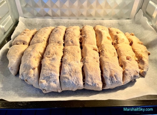 Marshall 桂圓核桃麵包-麵糰切開成約12-16等塊後，置放於烤箱內發酵。