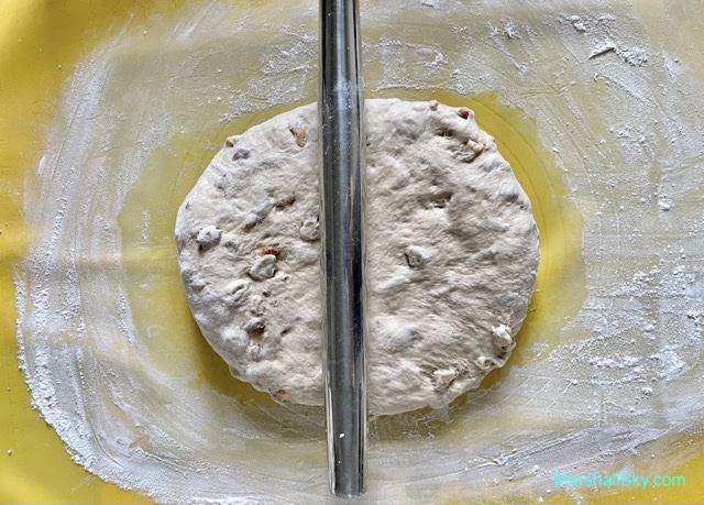 Marshall 桂圓核桃麵包-麵糰對折幾次排氣後，用擀棍擀扁整理。