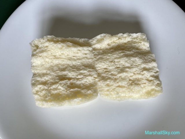 Marshall 牛奶饅頭-剝開饅頭，內部鬆軟。