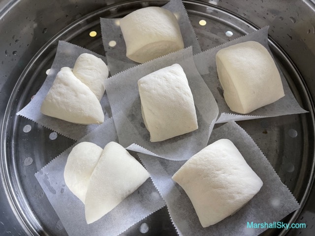 Marshall 牛奶饅頭-取每一小份麵糰，墊上烘培紙，放置蒸鍋蒸盤裡。