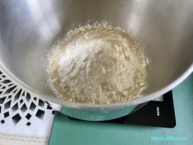 Marshall 牛奶饅頭-廚師桶中倒入中筋麵粉及即溶酵母粉。
