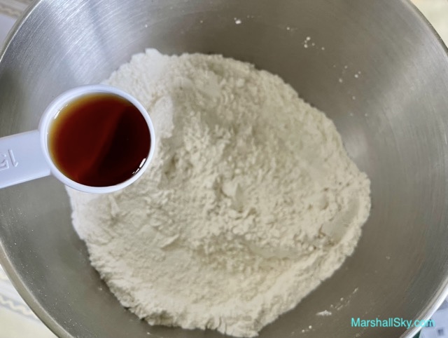 Marshall 牛奶饅頭-廚師桶中加入楓糖醬。