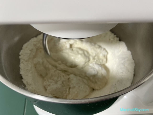 Marshall 牛奶饅頭-廚師桶置放於廚師機上，攪拌麵粉及所有材料。