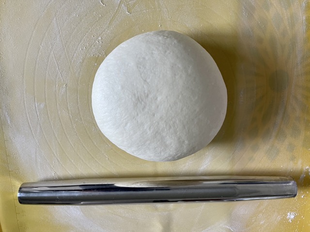 Marshall 牛奶饅頭-麵糰對折幾次排氣後，整理成圓形，準備用擀棍擀扁再排氣。