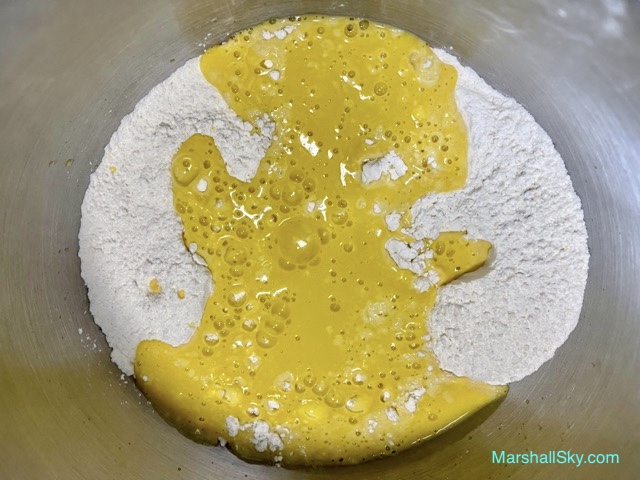 Marshall 南瓜枸杞饅頭-南瓜濃湯加入鮮奶 ，攪拌均勻倒入廚師桶。