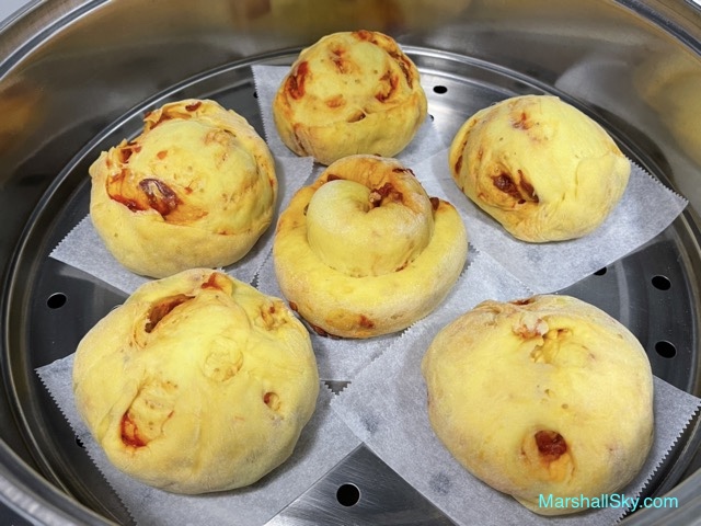 Marshall 南瓜枸杞饅頭-取每一份麵糰墊上烘培紙，放置蒸鍋蒸盤裡。