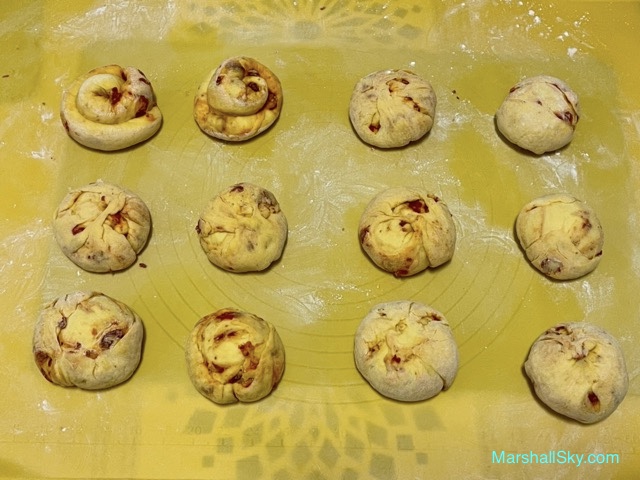 Marshall 南瓜枸杞饅頭-將每份麵糰隨意搓成圓形。