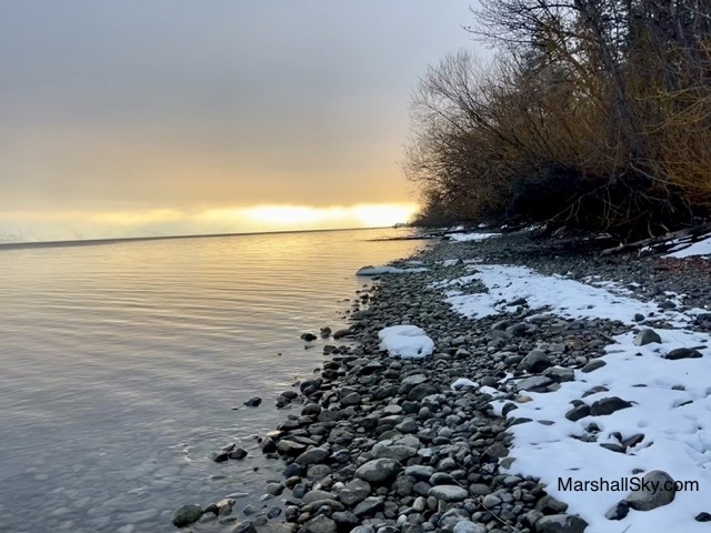 雪地的湖畔夕陽-湖水柔柔地映照出夕陽光芒，為雪地帶來一抹溫柔色彩。