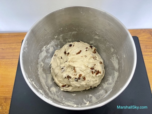 Marshall 桂圓大麵包-揉好麵團後，將麵糰稍整理成圓球形。