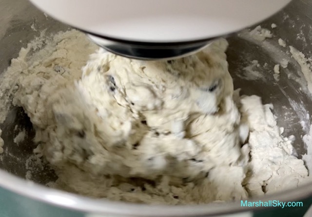 Marshall 葡萄牛奶吐司-廚師機桶置放於廚師機上，攪拌所有材料。