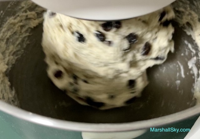 Marshall 葡萄牛奶吐司-廚師機自動攪拌揉麵團約15-20分鐘。