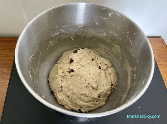 Marshall 葡萄牛奶吐司-揉好麵團後，將麵糰稍整理成圓球形。