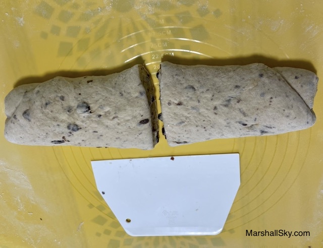 Marshall 葡萄牛奶吐司-長條形麵糰對切成兩半。